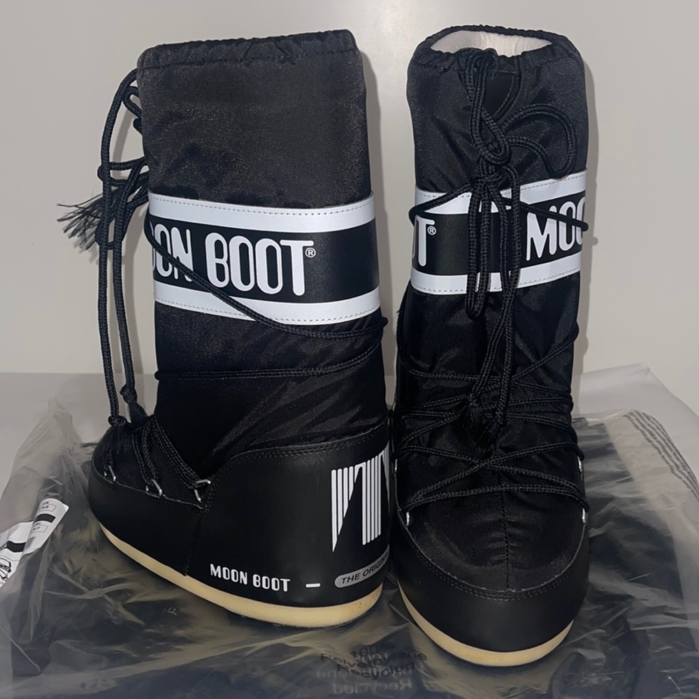 Black moon boots
